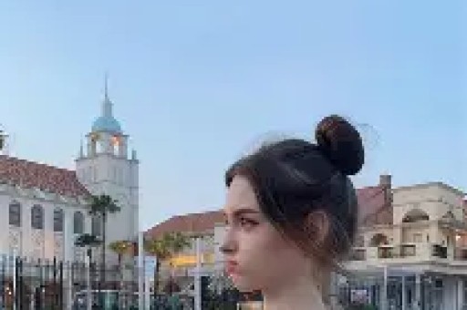 阿 Sa 望向林志玲眼神暗藏深意仿佛藏着锋芒嘴角扬起却笑意不达眼底皮笑肉不笑的微妙神态格外耐人寻味